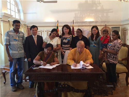 我会理事长印顺大和尚与斯里兰卡总统秘书签署捐赠协议